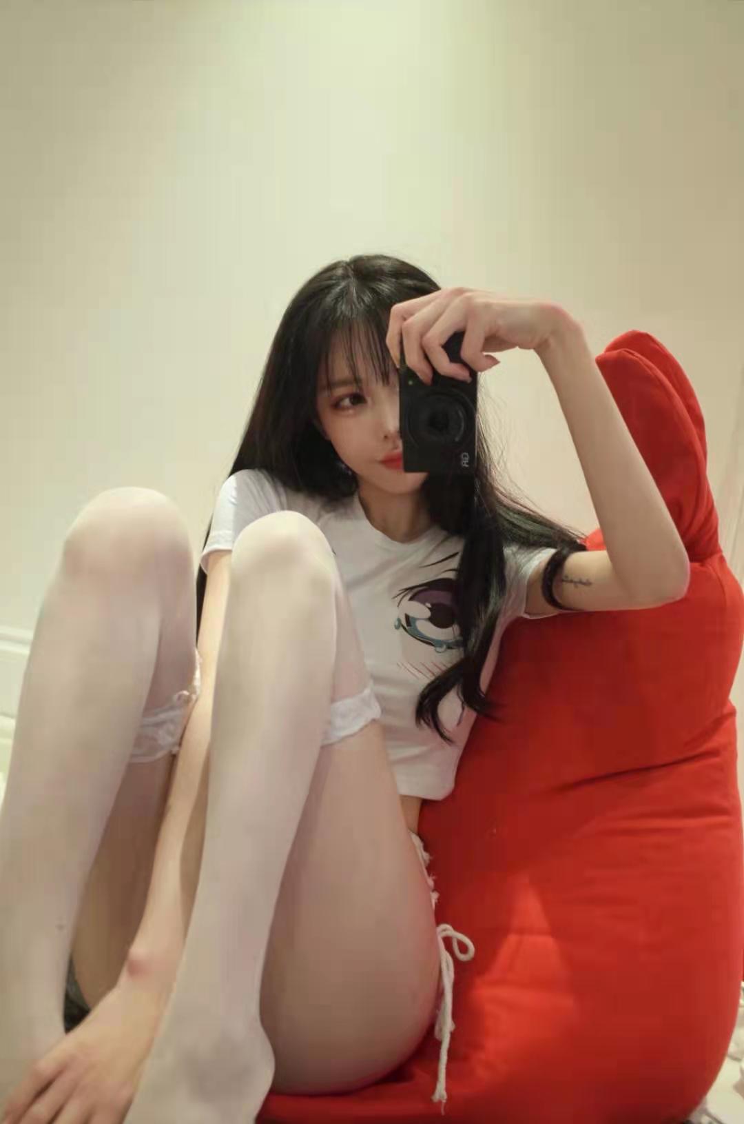 一肤白貌美妹子，性.感.小野猫！！！